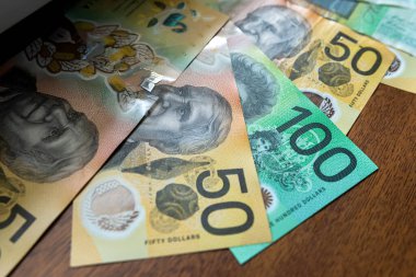 Yeni banknotlar 50 ve 100 Avustralya doları. Finans geçmişi olarak para. AUD, nakit