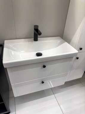 Yeni beyaz seramik lavabo lavabosu olan bir banyo. İç mimari