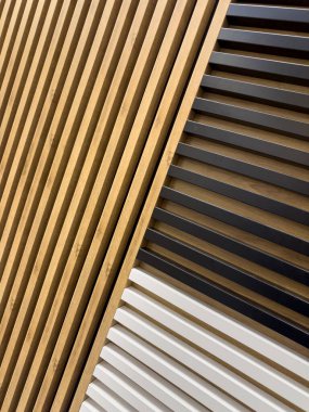 Ev dekorasyonunda dikey ahşap şeritli modern duvar panelleri. Ahşap zemin