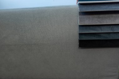 Odasında yenileme için farklı renkte kumaşlar, yeni kanepe ve sandalyeler var. Kumaş