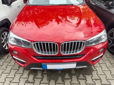 Satılık yeni modern kırmızı araba. Nodody yeni bir rüya gibi. Lüks.
