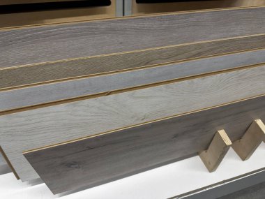 Mağazada asılı ahşap kaplama çarşaflar, döşeme ve iç tasarım için bir doku ayarla