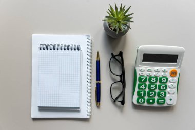 Boş bir defter, kalem, ofis beyazının iş yerinde gözlük. Mesajın için yer aç. İş ve eğitim kavramı.