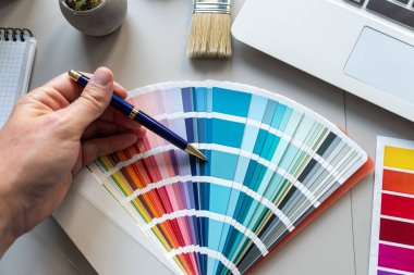 Yaratıcı tasarımcı palette seçilen rengi gösterir. Renkli boya örnekleri