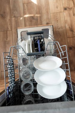 Mutfakta bulaşık makinesi, temiz tabaklar ve bulaşıklar var. Ev işleri.