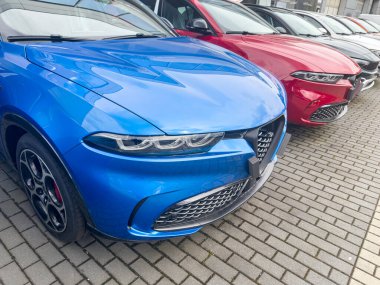 Modern mavi yarı kompakt arazi aracı galeride. Buz ya da yeni berbat konsept kirala