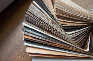 Farklı katlar için ahşap tahtalar koleksiyonu, yeni inşaat veya yenileme 