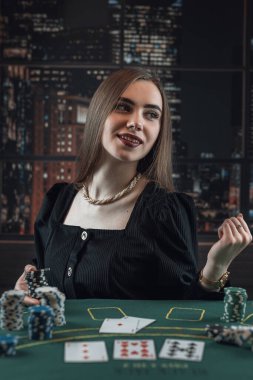 Kumarhane fişleri ile poker oynayan beyaz bir kadın bahsi arttırıyor. Yaşam tarzı, kumar konsepti