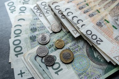 Polonya 100 zloti banknot ve arkaplan olarak grosz para. Polonya para birimi, finans kavramı