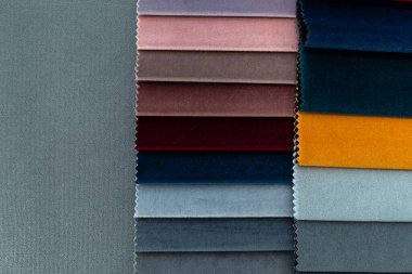 Gri koltukta döşeme kumaşı örnekleri, yenileme konsepti.