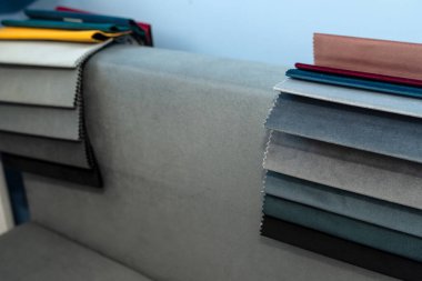 Gri koltukta döşeme kumaşı örnekleri, yenileme konsepti.