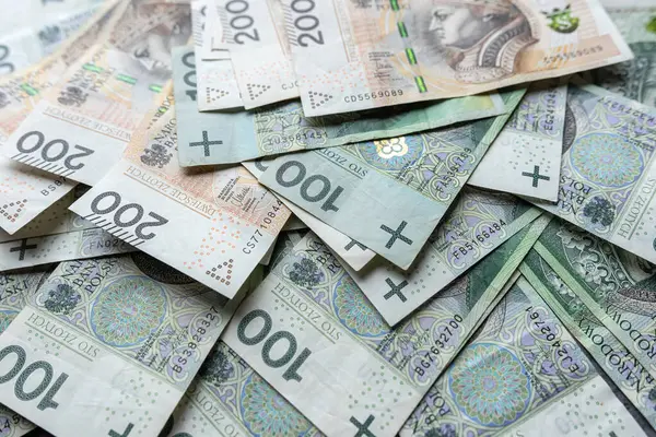  Çoğu banknotları 100, 200 dolar maddi kaynak olarak parlatır. Polonya 'da enflasyon artıyor