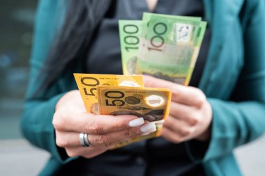 Kadın, şehir caddesinde 50 tane yeni 100 Avustralya doları saydı. AUD aus kaydetme kavramı
