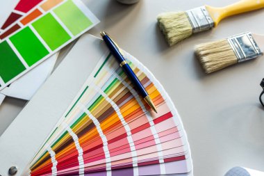 Yaratıcı iş yeri renk paleti, not defteri, fırça. Modern grafik tasarımcı çalışma alanı  