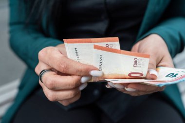 10 tane 20 Euro 'luk banknot tutan kadın. Finans kavramı veya tasarruf ödemesi 