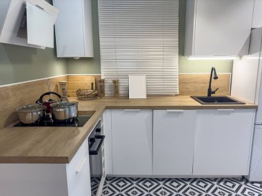 İskandinav tarzı modern mutfak, atölyesi, tezgahı ve fırını var.