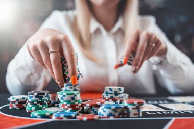 Poker oynayan güzel bir kadın her şeyiyle bahse girer. Kumar konsepti