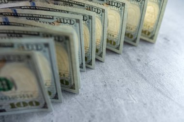 Amerikan parası. Gri masadaki 100 dolarlık banknotlar. Mali konsept