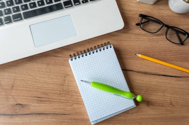 Çalışma alanı boş klip tahtası, dizüstü bilgisayar kalem ofis malzemeleri. Üst görünümü kopyalama alanı a