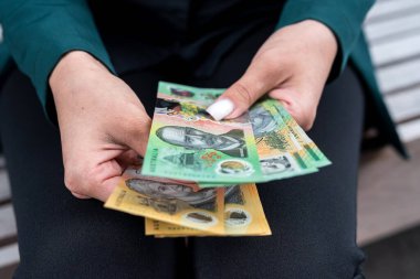 Kadın, şehir caddesinde 50 tane yeni 100 Avustralya doları saydı. AUD aus kaydetme kavramı