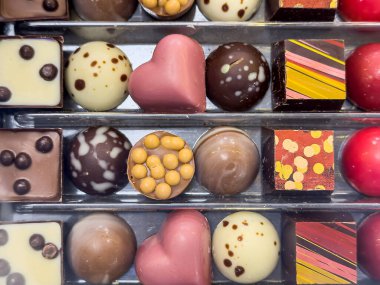 Çikolata ve şekerler bir mağazanın rafındaki bir kutuda. Tatlı şeker