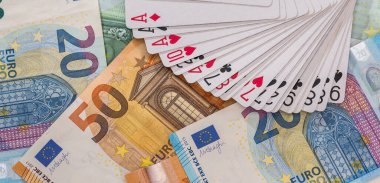 Bir kumarhane masasında, kağıt banknotların üzerinde kağıt oynamak, oynamak ve kazanmak konsepti. Kumar.