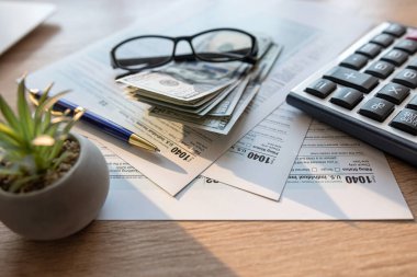 2023 vergi formu 1040 dolar para ve gözlük, vergilendirme konsepti. Vergi ve finans zamanı