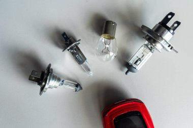 Kırmızı oyuncak araba. Araba farları farklı. Tamir için H1: 4 saat 7. Otomotiv ampulü. Araba tamiri kavramı