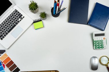  dizüstü bilgisayar boş not defteri ve kalem beyaz ofis masası arka planında, düz yatıyordu