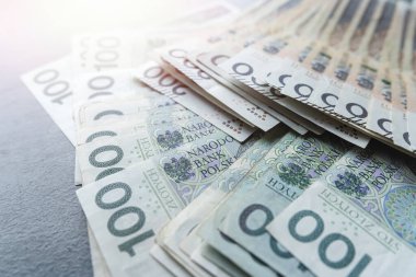 Bir sürü Polonya zloti banknotuyla mali altyapı 100 ZL pln. Finans kavramı