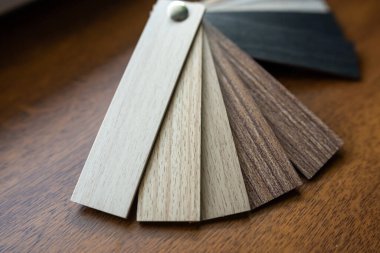 Ahşap zeminin tonlarından çeşitli laminat veya parke örnekleri. Mühendislik ürünü ahşap