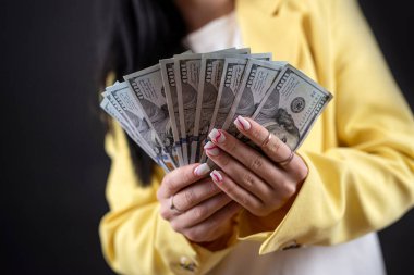 Neşeli, beyaz bir kadın bir dolar parayı siyahtan soyutlamış. Finansal ödül tasarrufu