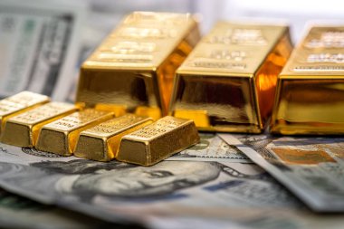 Dolar, altın külçeli parayı finanse eder. Yatırım tasarruf kavramı. Zenginlik ve ihtiyat