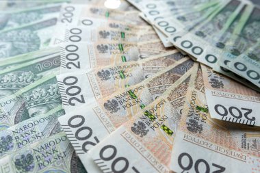  Çoğu banknotları 100, 200 dolar maddi kaynak olarak parlatır. Polonya 'da enflasyon artıyor