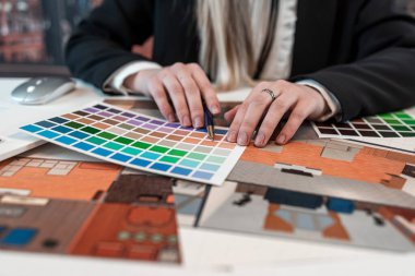 Kadın mimar tasarımcısı yenileme için spektrum açısından en iyi rengi seçti, Modent Office 'de ev planı çizimi ile yaratıcı çalışma