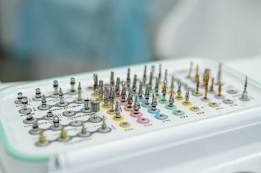 Diş tedavisi için çeşitli elmas matkap uçları. Diş implantı kurulumu için gerekli aletler.