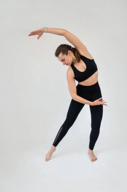 Yoga yapan ya da bembeyaz pilates yapan bir kadın. Sağlıklı yaşam tarzı