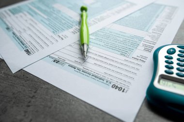  Vergi bize ofis masasında kalem ve hesap makinesi ile iş geliri sağlar. ABD Bireysel Gelir Vergisi İadesi