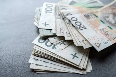 En iyi görüntü 100 200 cila zloti banknot ve yığınla para. PLn