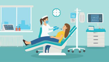 Bir dişçi her şeyin iyi durumda olduğundan emin olmak için dişlerini dikkatlice incelerken bir kadın rahat bir şekilde diş hekimliği koltuğuna oturur.