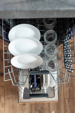 Mutfakta çamaşır yıkadıktan sonra temiz bulaşık makinesiyle modern bir bulaşık makinesi. Modern teknolojiler