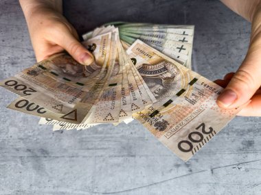 Bir kadının elinde 100 bin dolar. Polonyalı para zlotisi, iş finans kavramı