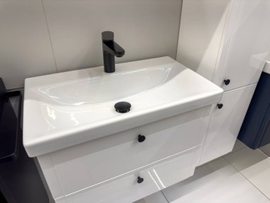 Yeni beyaz seramik lavabo lavabosu olan bir banyo. İç mimari