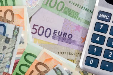 Euro kağıt moeny ve hesap makinesi ile finans teması. Zenginlik ve tasarruf kavramı