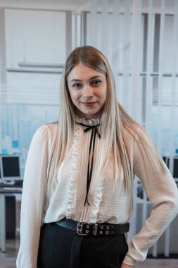 Ofiste beyaz tişörtlü modern bir kadın işçi var. Moda portresi