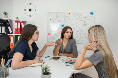 Ofisteki kadın bilim adamları, ilaç firmalarının karatahtaya kimyasal formüller yazması...