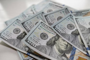 100 dolarlık banknotlar halinde 100 Amerikan doları. Yatırım kavramı