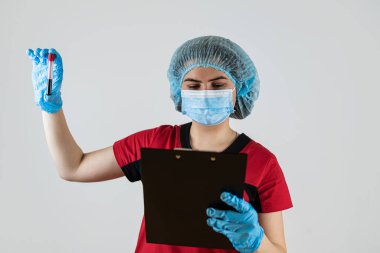 Kadın doktor pano ve kan testi tüpünü beyazın üzerinde izole etmiş. Kan analizi