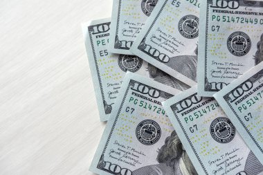 Yeni USD Banknotes yığını. Yeni 100 dolarlık banknot. Finans geçmişi, yatırım konsepti.