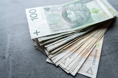  Çoğu banknotları 100, 200 dolar maddi kaynak olarak parlatır. Polonya 'da enflasyon artıyor